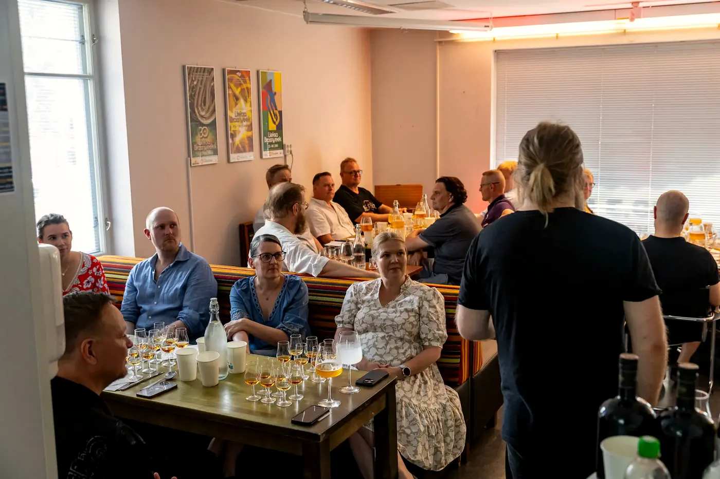 Tasting-tilaisuus Vaski Loungen rennossa sisätilassa