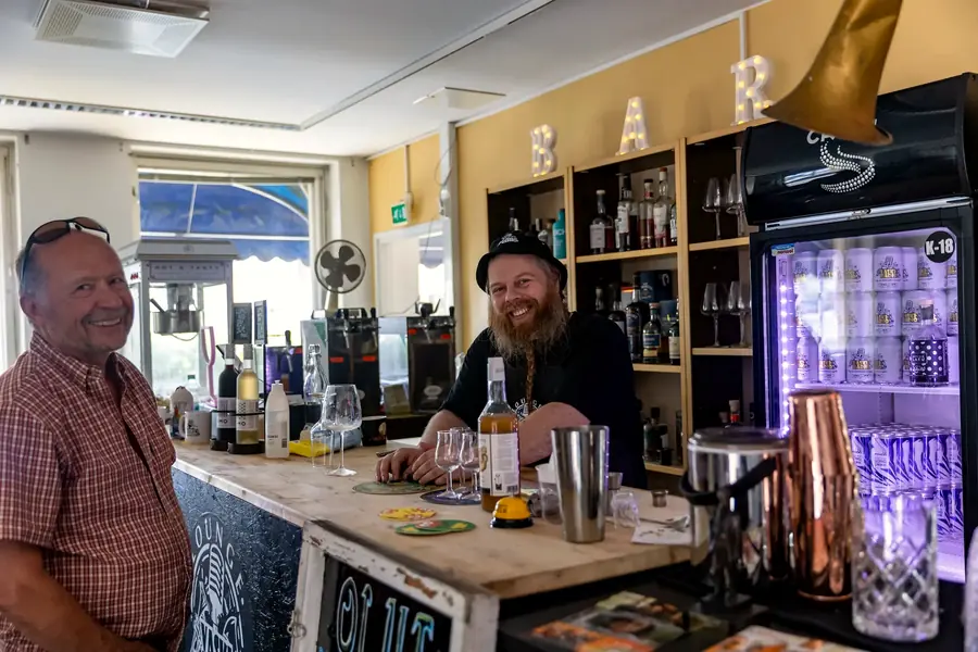 Vaski Loungen baaritiski ja isännät