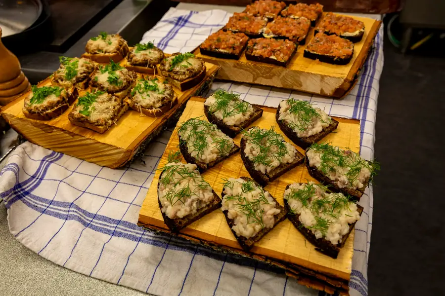 Leipä- ja tastingtarjoilua puualustoilla